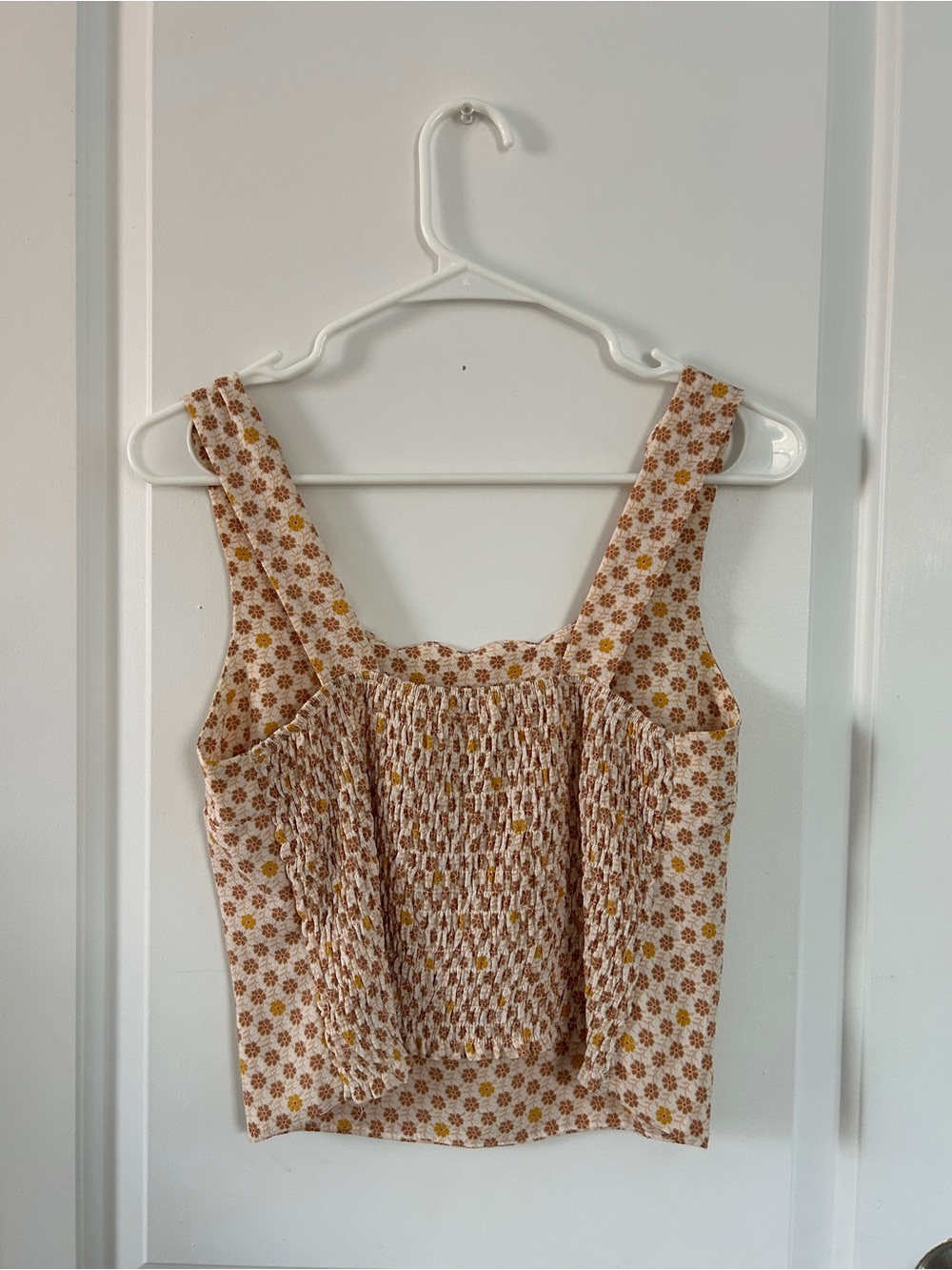 Floral Scallop-Neck Tank Top in Cream - Picture 2 of 4